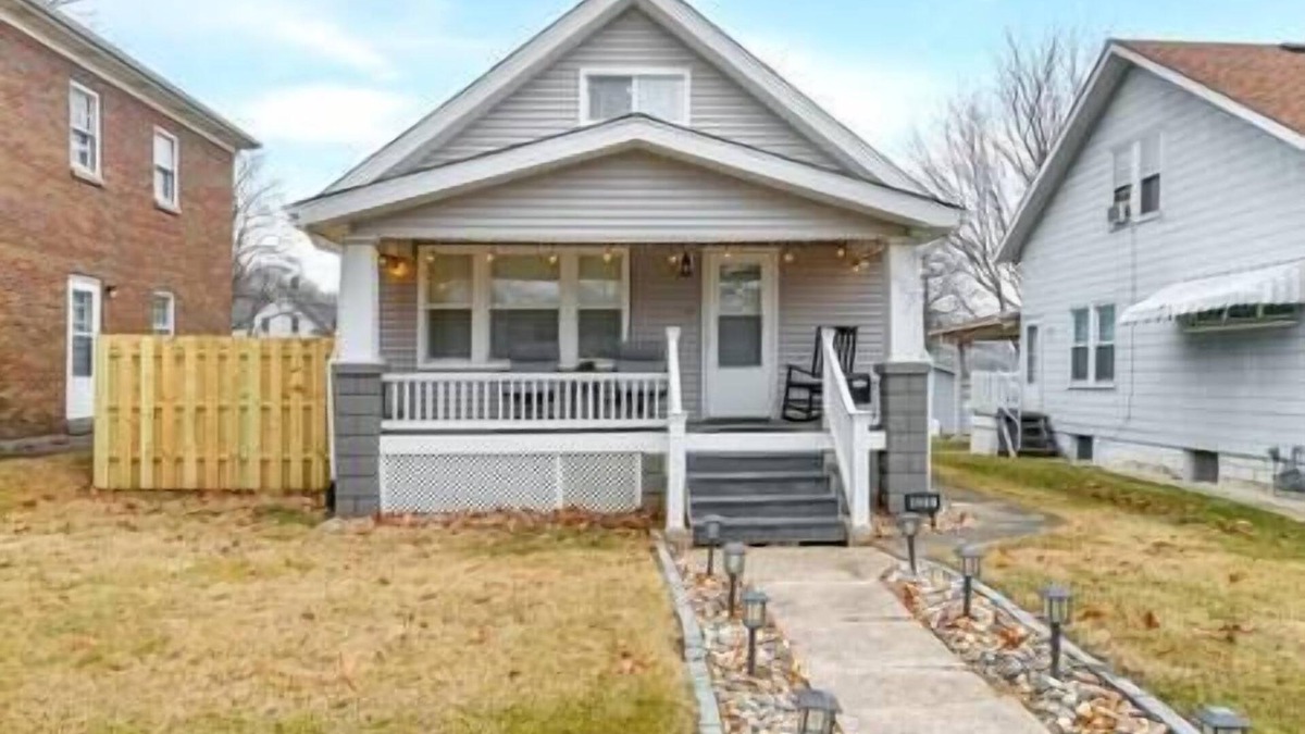 Moline House | Adorable 2BR Bungalow | John Deere | Vibrant Arena