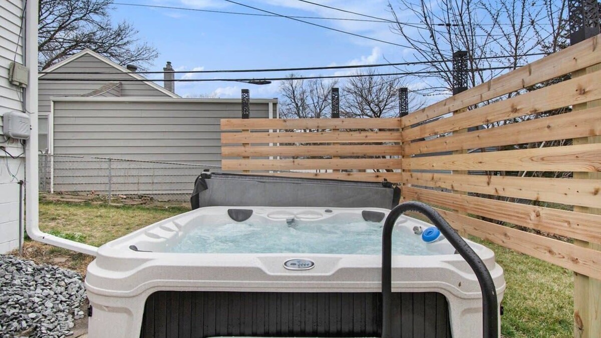 Benson House | Adorable 2BR, Hot Tub, Close to Attractions!