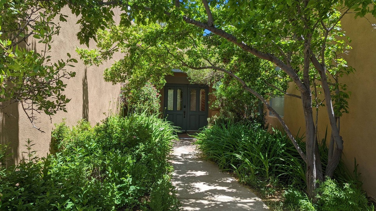 El Prado House | Adorable Adobe Taos - excellent location! Lic. #9449