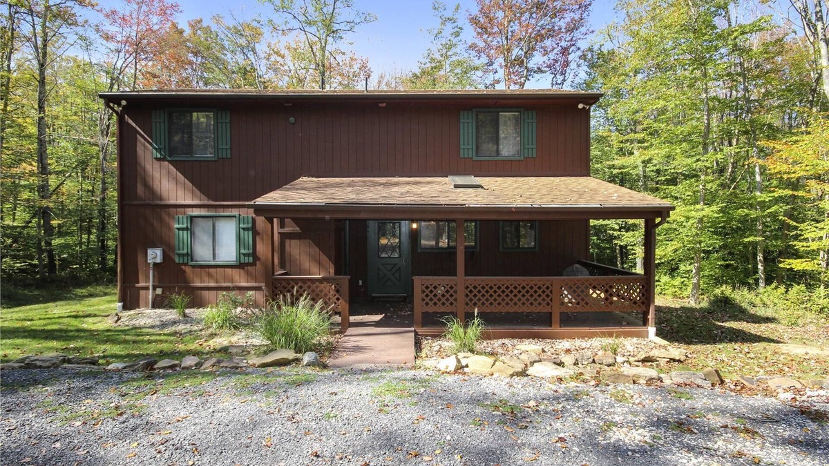 Old Timberline House | Adorable and Affordable Mountain Cabin Has It All and Then Some!
