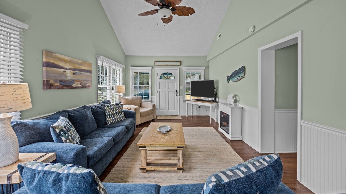 Isle of Palms House | Adorable Beach Home on Quiet Street/Short 1 Block Walk to Beach/Screen Porch!
