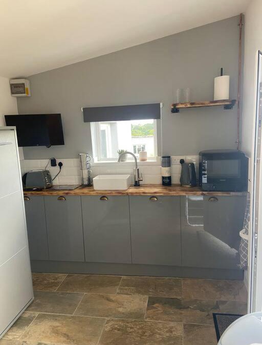 Wiseman's Bridge House | Adorable bedsit for you, partner and your pet!
