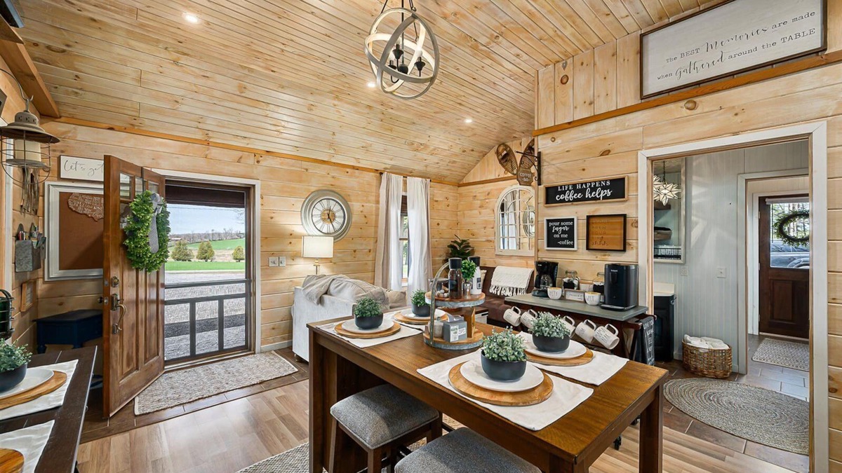 Warren Cabin | Adorable Cabin. Cozy & comfy. Coffee bar, firepit, horseshoes, hammock, grill