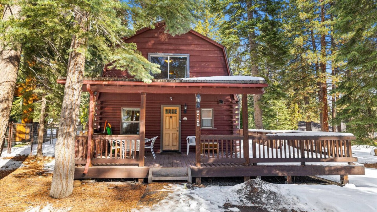 Tahoe Vista Cabin | Adorable Cabin 5-min walk to beach! Dog friendly!