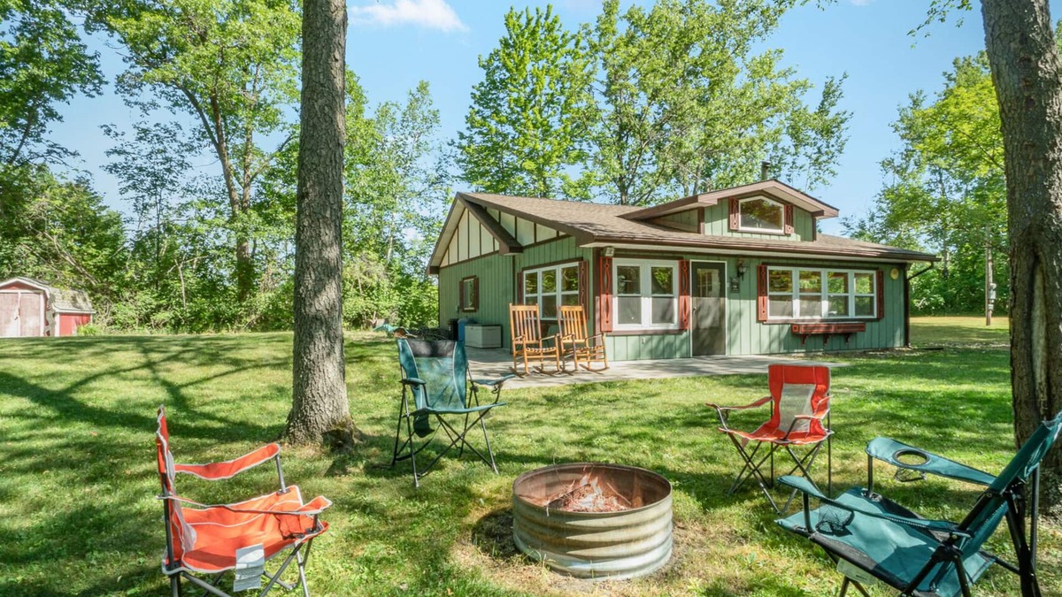 Au Gres House | Adorable cabin nestled along Schnitzelbank Creek with private beach access