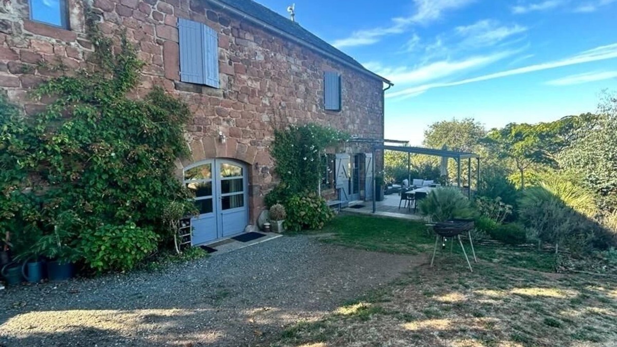 Firmi House | Adorable character house for 8/9 people with no neighbors.