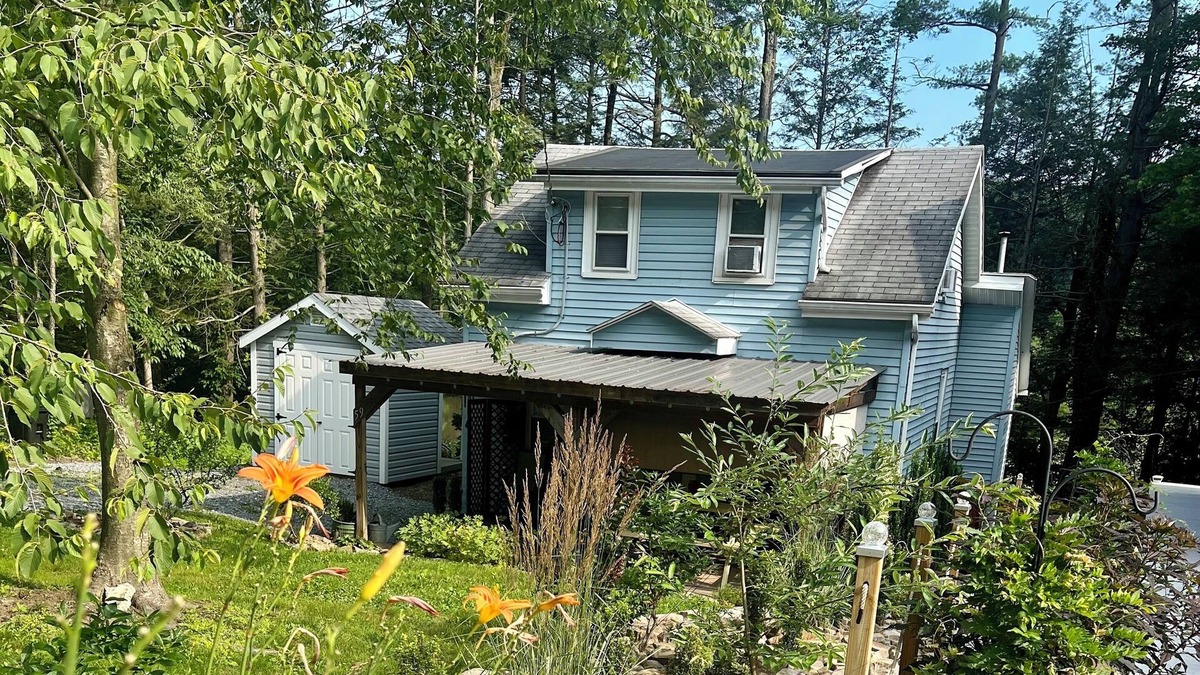 Pine Grove Cottage | Adorable Cottage on the Lake
