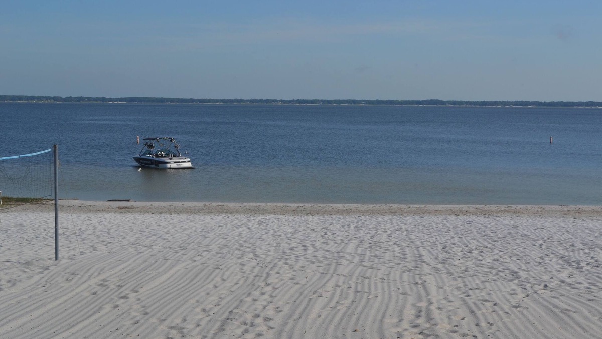 Weirsdale Cottage | Adorable cottage on white sand beach, only 10 minutes to The Villages