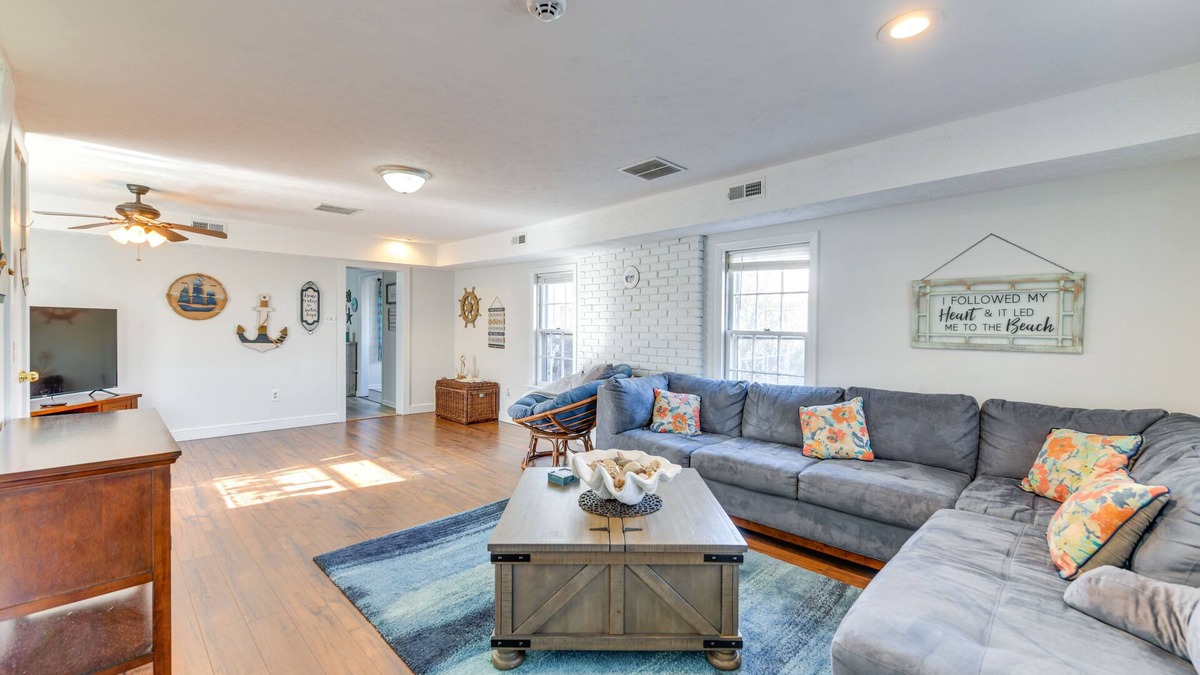 Colonial Beach Cottage | Adorable Cottage: Fire Pit, Walk to Colonial Beach