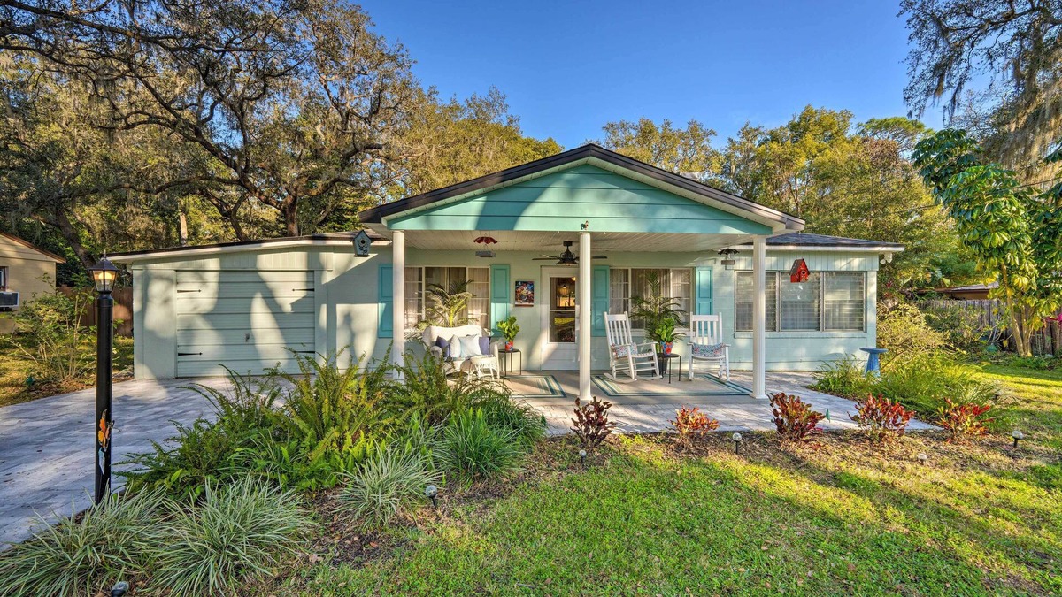 Mount Dora Cottage | Adorable Cottage w/ Yard, Walk to Lake Dora!