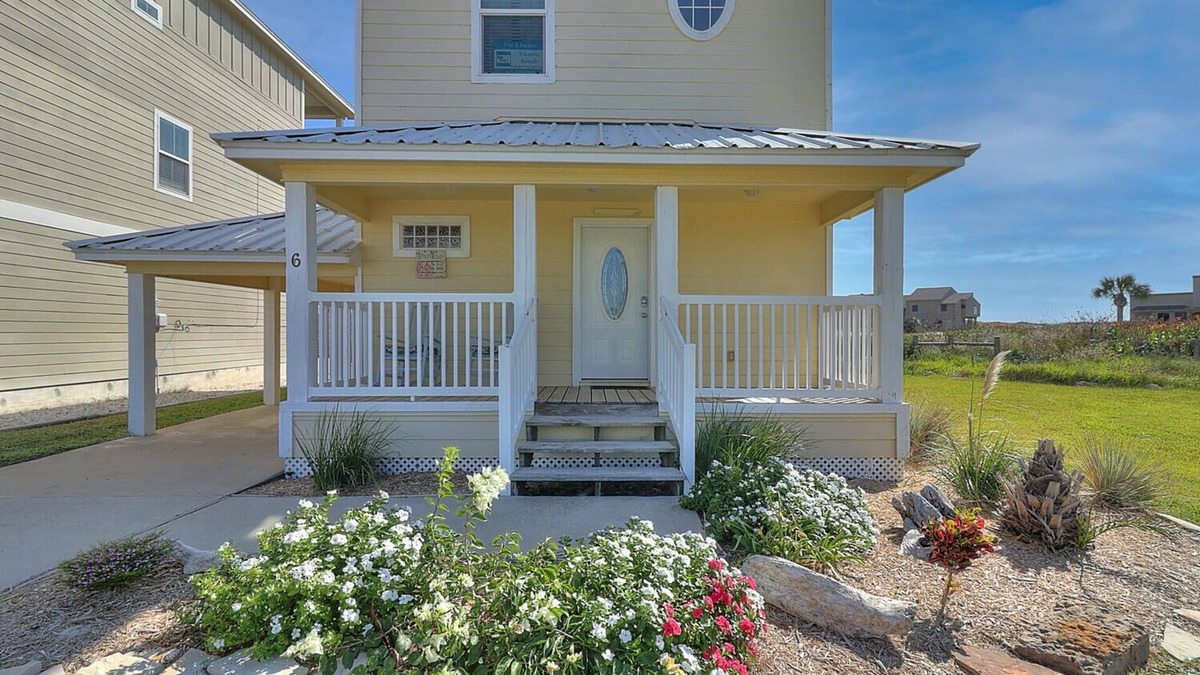 Bella Vista House | Adorable Cozy Cottage Close to the Beach, Community pool