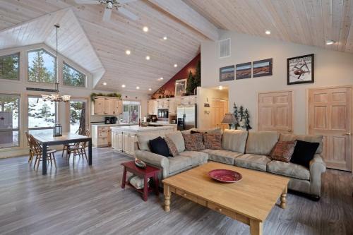 Alfalfa House | Adorable & Cozy Hot Tub SHARC Passes Fabulous Location 24356