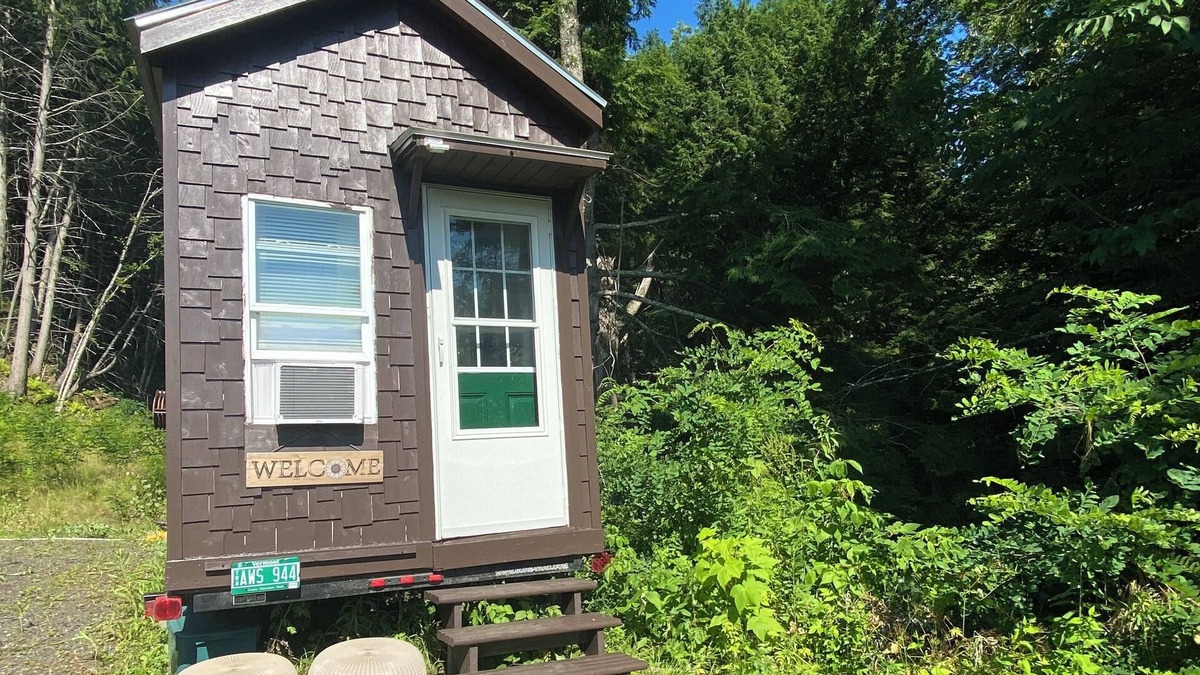 East Randolph Cabin | Adorable Cozy Tiny House perfect for skiing Vermont.