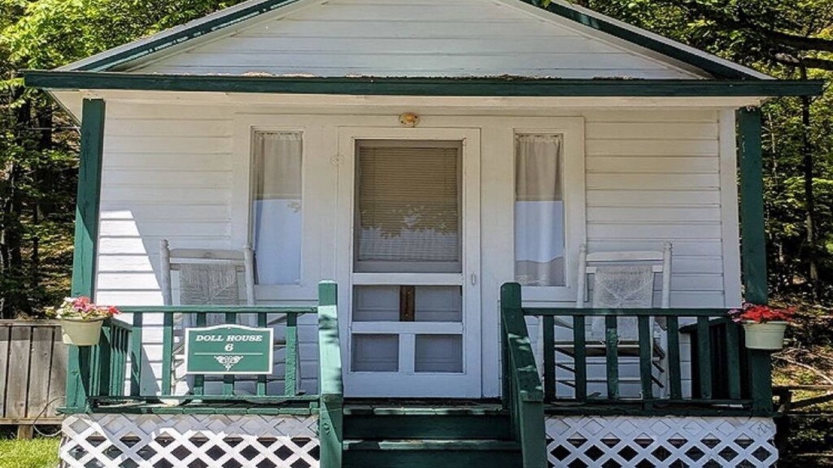 Onekama Cottage | Adorable dollhouse cottage