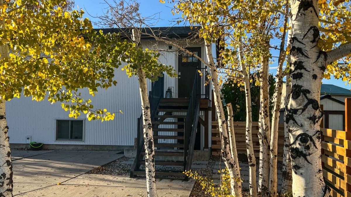 Bozeman Apartment | Adorable Duplex just one mile from Bozeman airport. 2-bedroom with 1 bath. 🛁