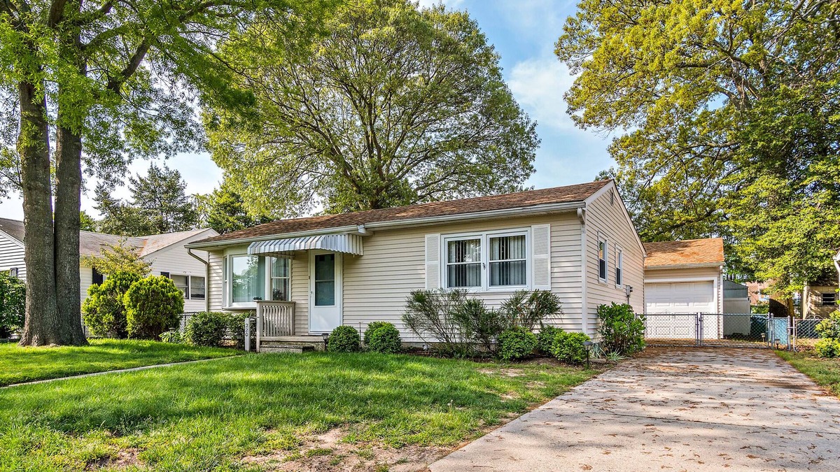 Villas House | Adorable Fully Updated Beach House - Pet Friendly