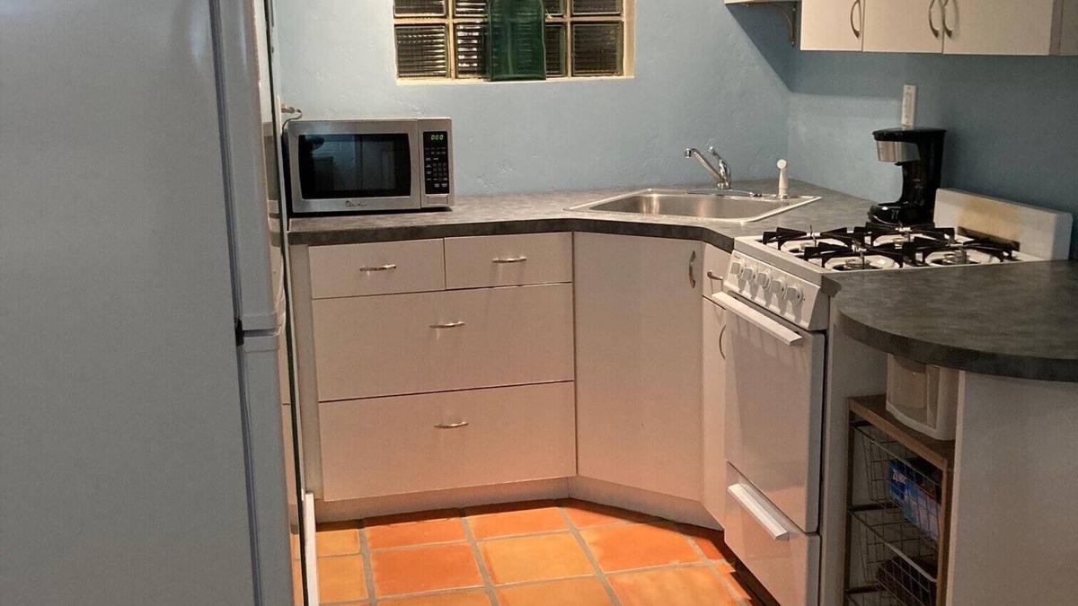South Country Club Manor Cottage | Adorable Guest House close to dwtwn w/private yard