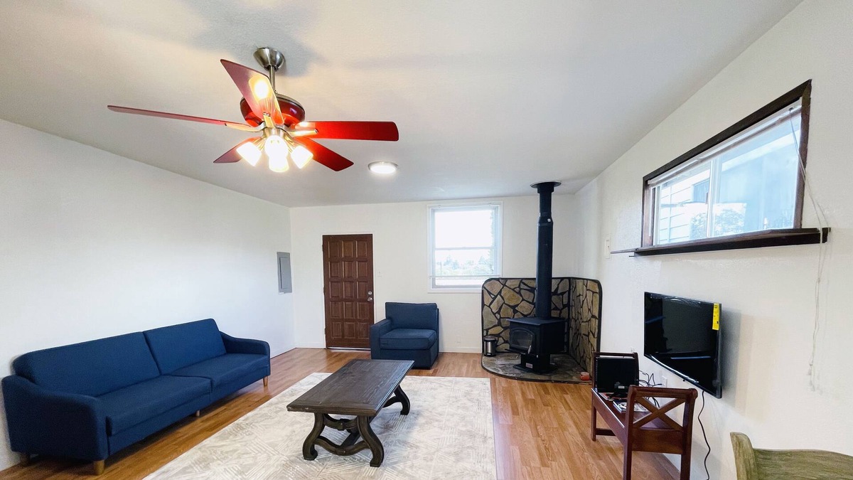 Yelm House | Adorable guest house in Yelm!