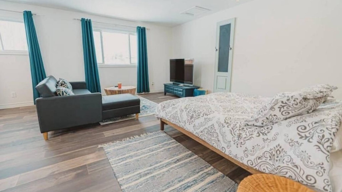 Town of Essex Apartment | Adorable Guest House near EPIC Wineries!