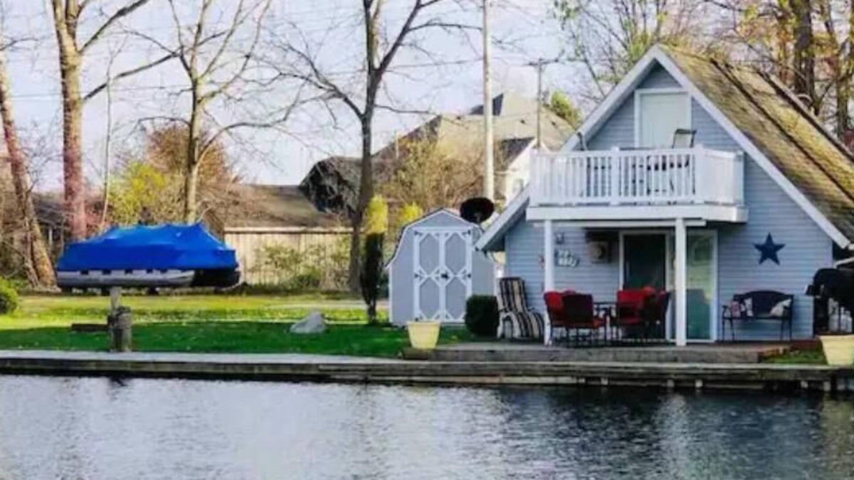 Englands Point Cottage | Adorable Gun Lake Cottage