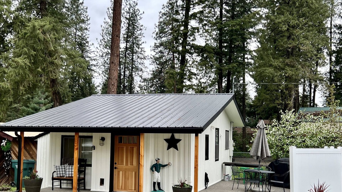 Coeur d'Alene Cabin | Adorable Harbor Island Hideaway