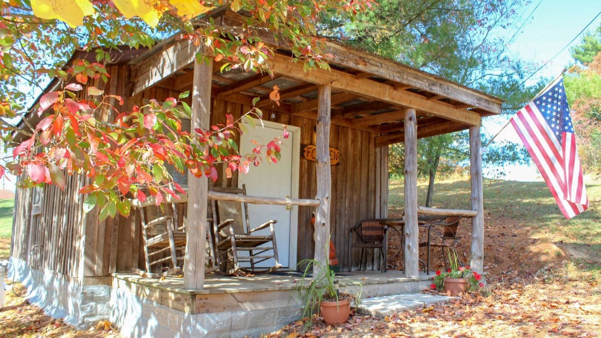 Nelsonville Cabin | Adorable Hocking Hills Couples Cabin w/Hot Tub