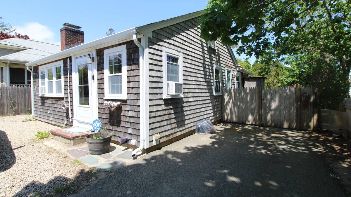 Hyannis House | Adorable Home Close to Harbor, Shopping, Restaurants, and Beaches (2309)