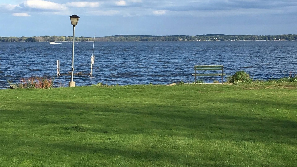 Lake Koshkonong House | Adorable home w lake front- Paddle boats & kayaks ava, and 2 bathrooms!
