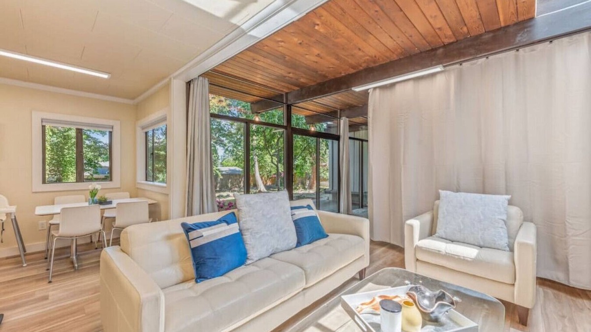 Mercer Island House | Adorable home with AC walking to downtown and park