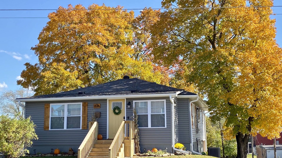 Warsaw House | Adorable home within walking distance of the Drake Harbor and Main Street!