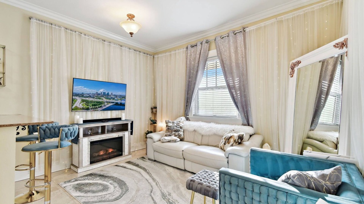 Hyde Park Apartment | Adorable Hyde Park Apartment w/Parking & Gym