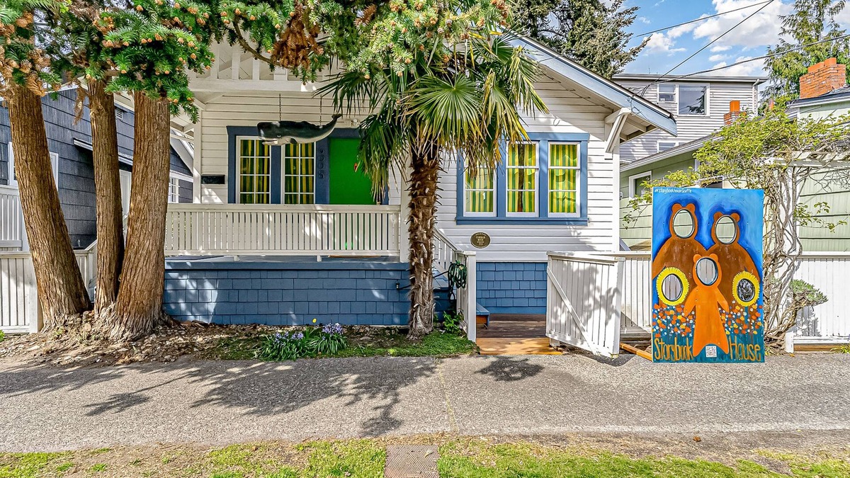 West Seattle House | Adorable, kids' book-themed, dog-friendly home - 1 block from Alki Beach