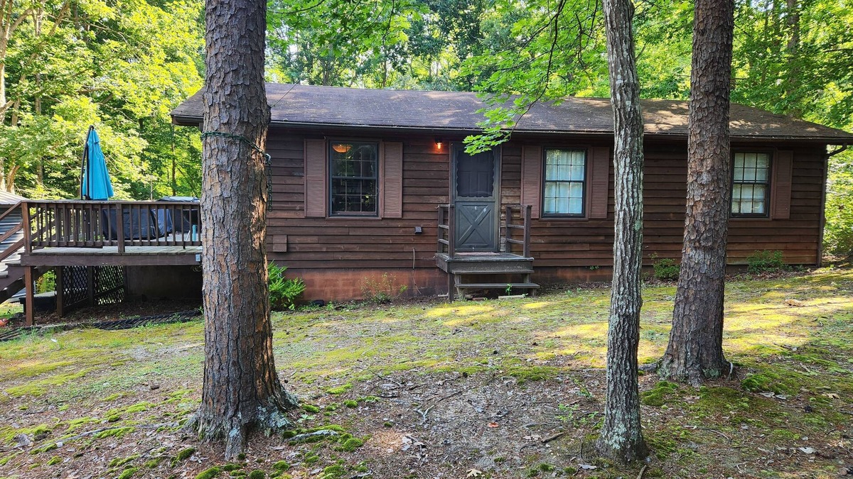 Blue Water House | Adorable lake access bungalow w/obstacle course,firepit &more-Walk to the lake!