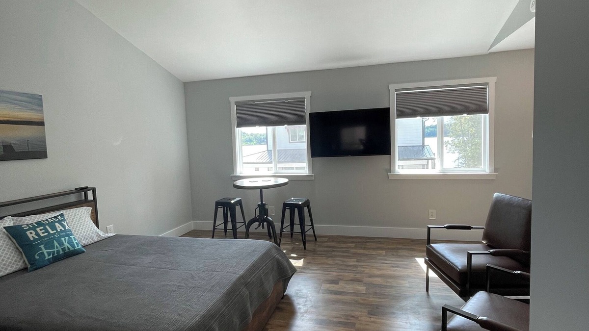 Waterloo Apartment | Adorable Lake front studio apartment