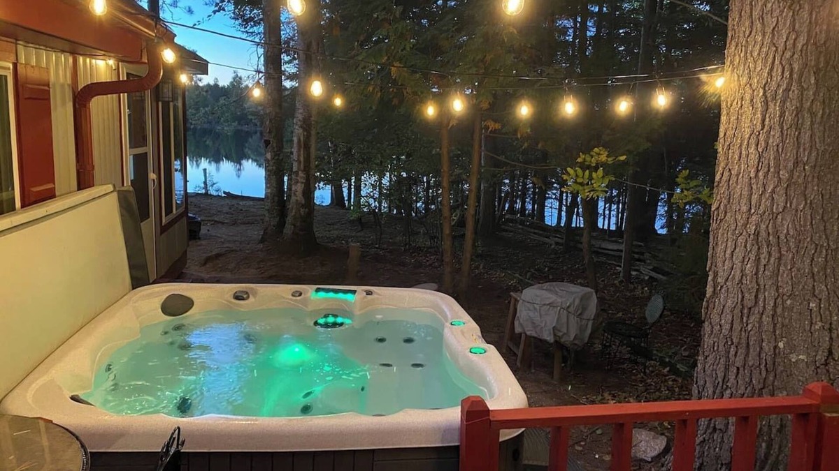 Gresham Cabin | Adorable Lakefront Cabin with HOT TUB!