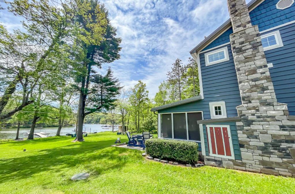 North Glade Hills House | Adorable Lakefront Cottage with Hot Tub and Dock Pet friendly