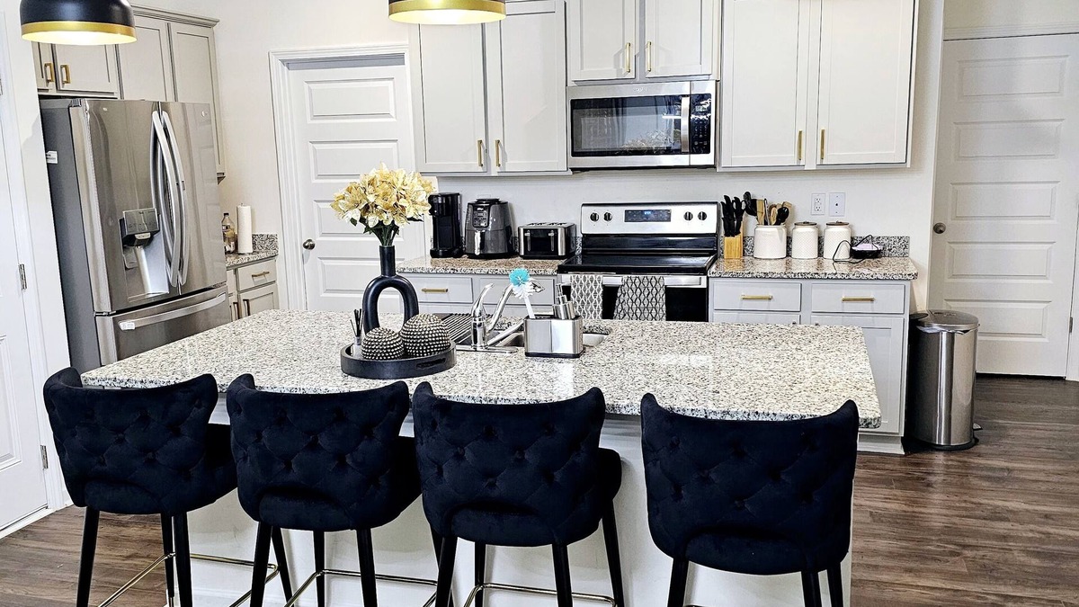 Hoschton House | Adorable & Luxurious Happy Haven with queen bed.Suitable for Professionals.