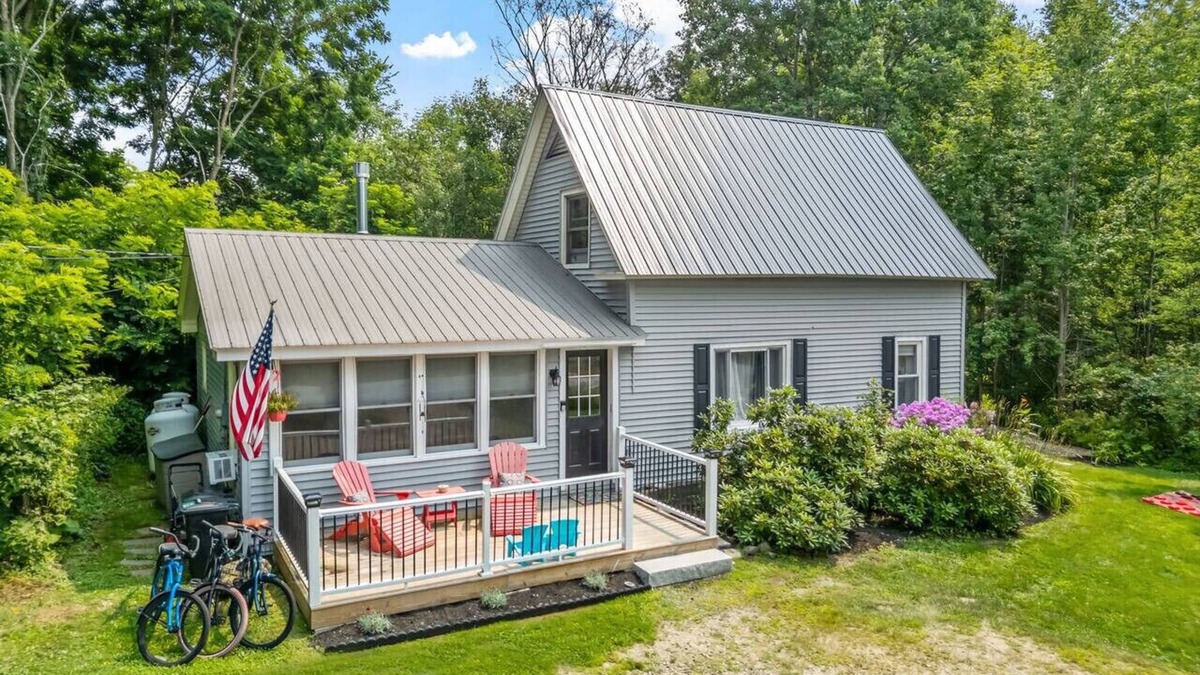 Jefferson House | Adorable Mountain View New Englander. Pet Friendly! 5 minutes to Santa's Village