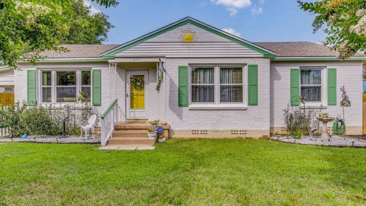Navy Point Cottage | Adorable Navy Point Cottage – Perfectly Located!