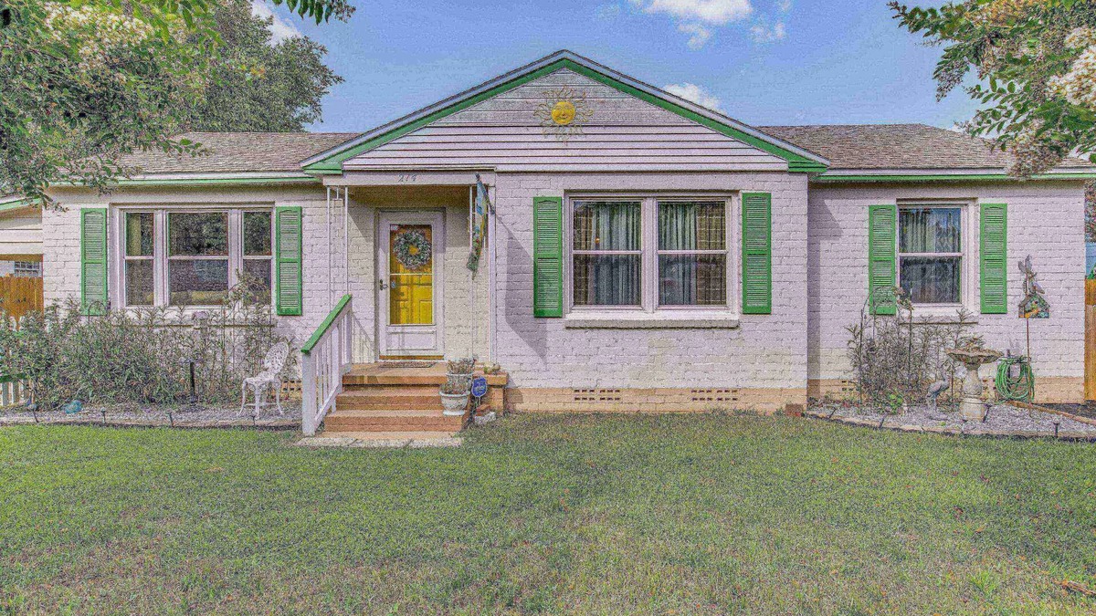 Navy Point House | Adorable Navy Point Cottage - Pet Friendly - Conveniently Located - Watch The Blue Angels Practice