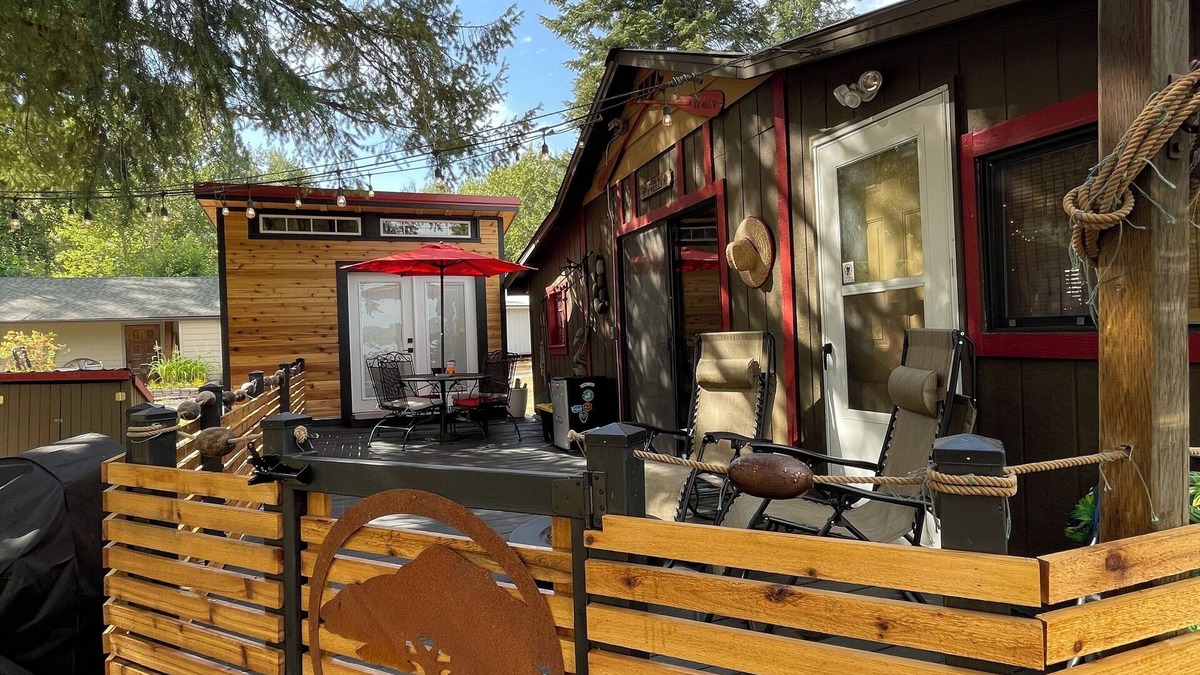 Newman Lake Cabin | Adorable Newman Lake Tiny cabin & Bunkhouse steps to beach, WiFi, AC, Fireplace
