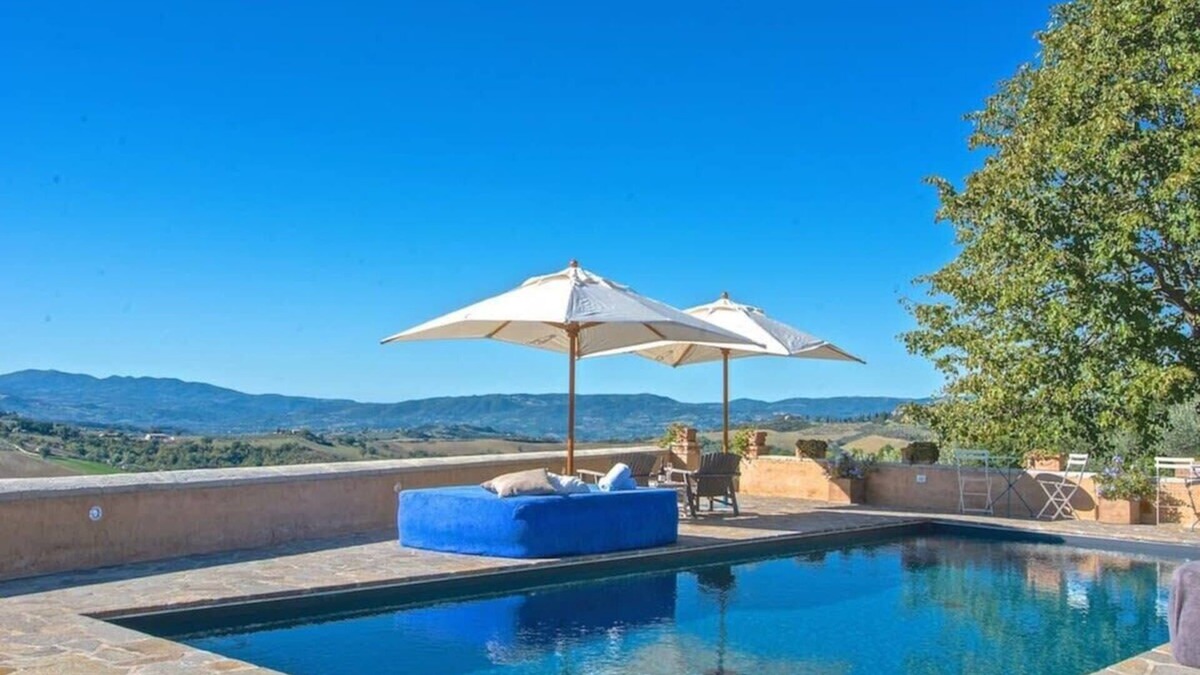 Saragano Villa | Adorable Posh Villa Overlooking Umbrian Hills