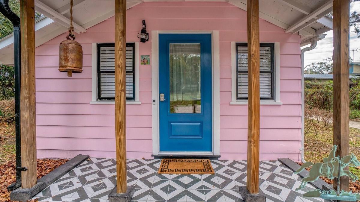 Mount Dora House | Adorable Private Tiny Home "The Pink House" in Downtown Mt. Dora! Pet Friendly