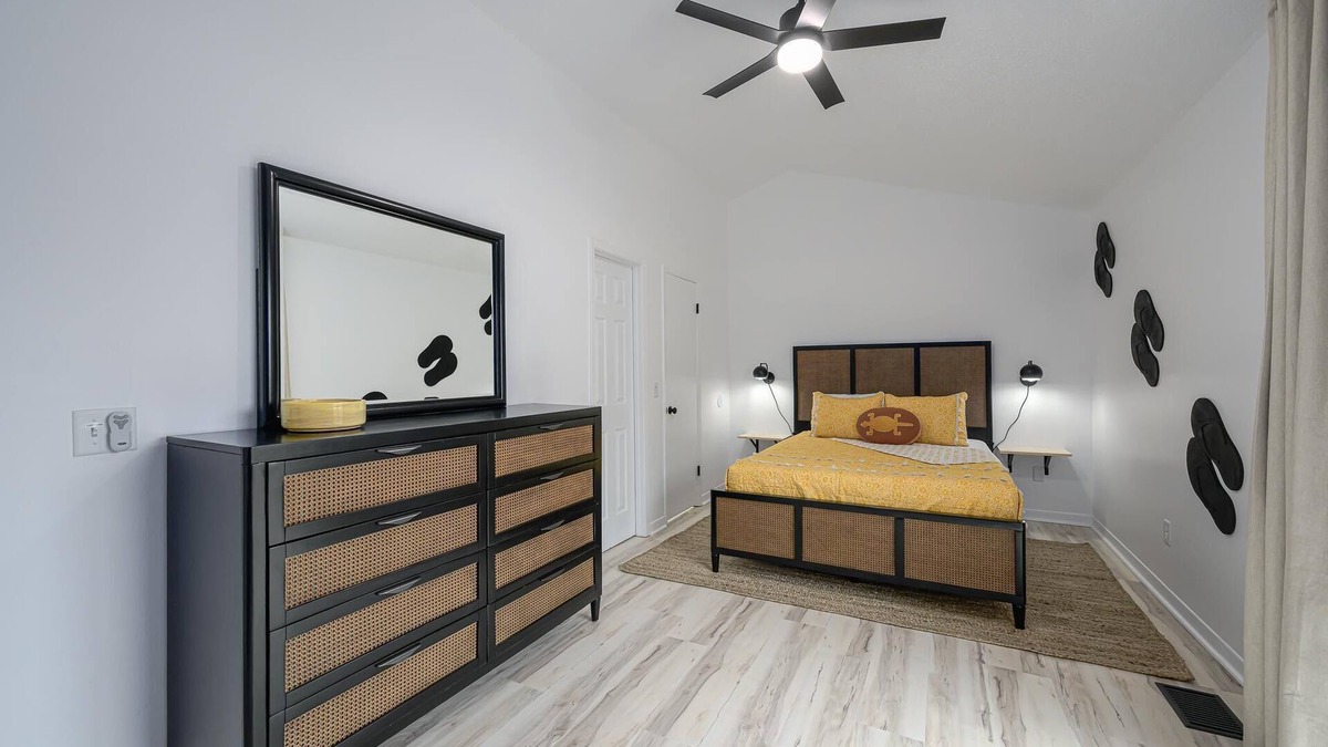 Holiday Beach House | ~Adorable Remodeled Townhome Near Beach & Attractions~
