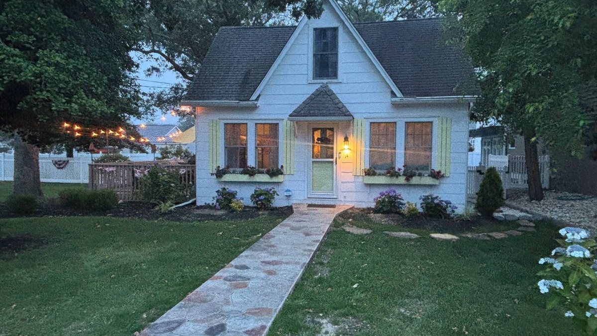 Town Bank Cottage | Adorable Renovated Cottage - Just steps from the Bay!