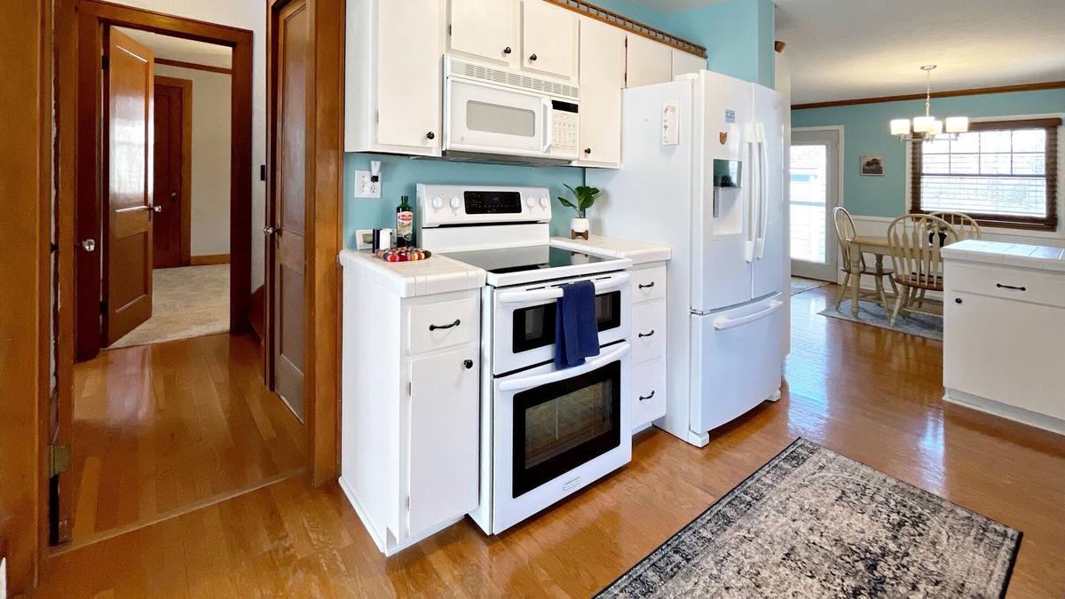 Tiffin House | Adorable & Roomy Cottage - Near Downtown, Universities & Hedges-Boyer Park!