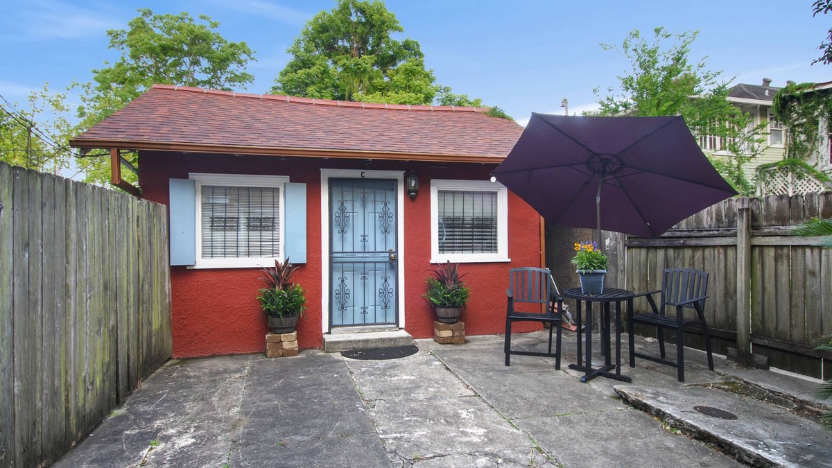 Uptown Historic District House | Adorable Stand Alone Studio on Ave. Close to Shopping and Eating.
