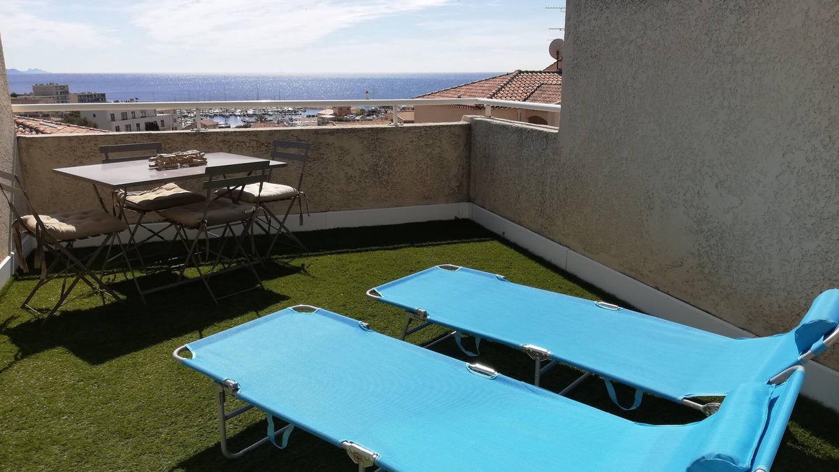 Sausset-les-Pins Apartment | Adorable studio . between sky and sea .
