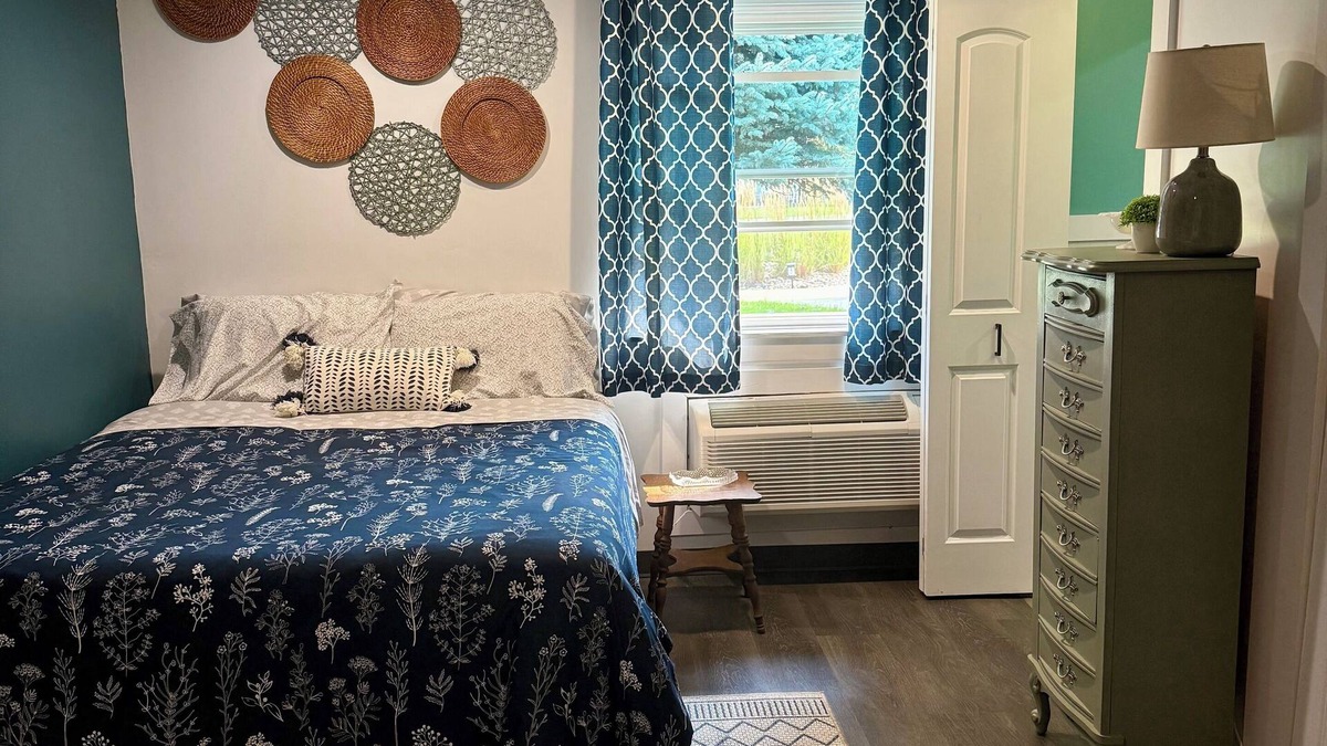 Lewistown Apartment | Adorable studio unit with full kitchen