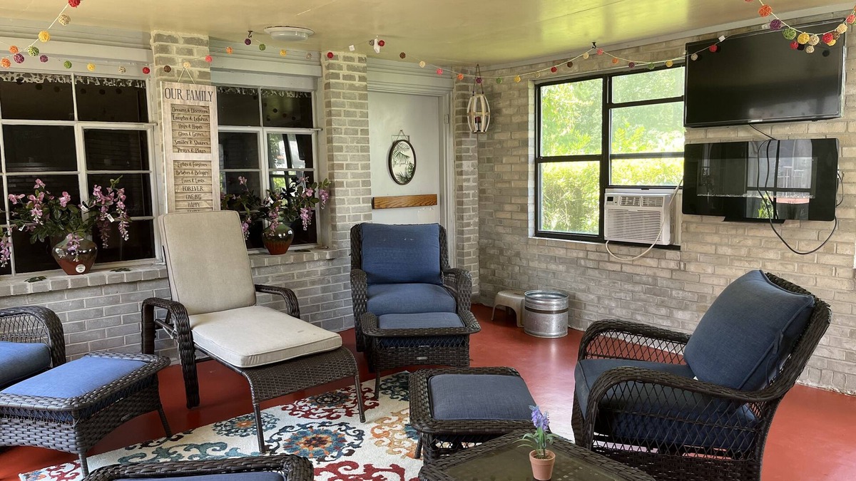 Waycross Apartment | Adorable Studio with electrical fireplace